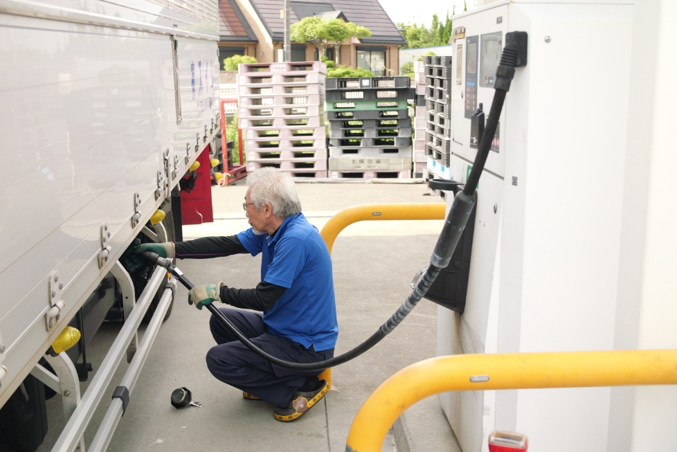 トラックの給油作業