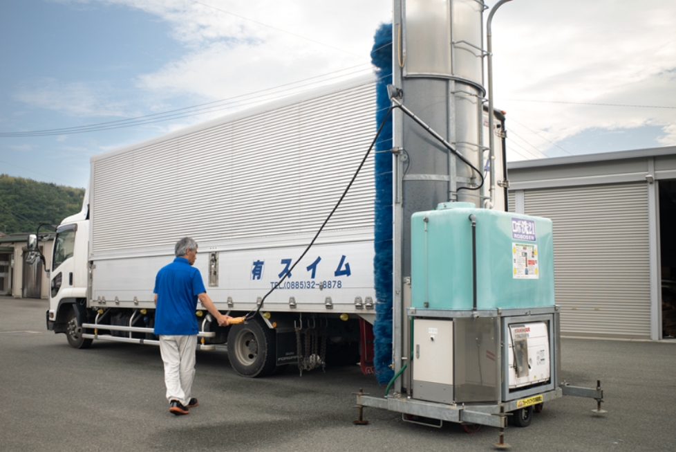 トラックの洗車作業
